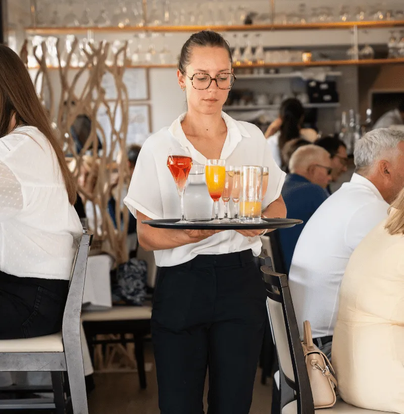 Service en salle au restaurant L'Ardoise à Arpajon