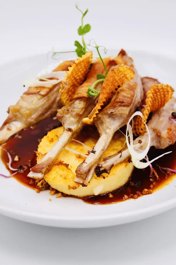 Suprême de volaille, sauce des bois